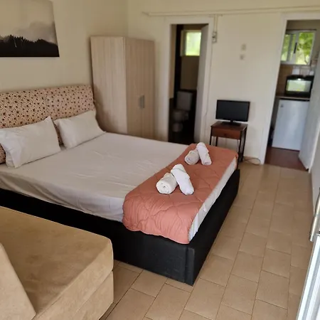 On The Wave Spitakia Sto Kyma Nikiti (Sithonia)